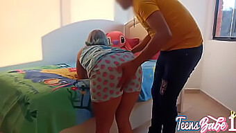 Nevlastní Otec Mě Objeví Sám V Mém Pokoji A Chopí Se Příležitosti K Vášnivému Sexu