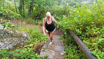 Amateur Stel Geniet Van Buiten Oraal Plezier Op Een Wandelpad