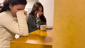 Twee Vrouwen Houden Zich Bezig Met Openbare Zelfgenoegzaamheid En Hebben Seks In Een Openbaar Toilet, Ondanks Dat Anderen Het Nodig Hebben